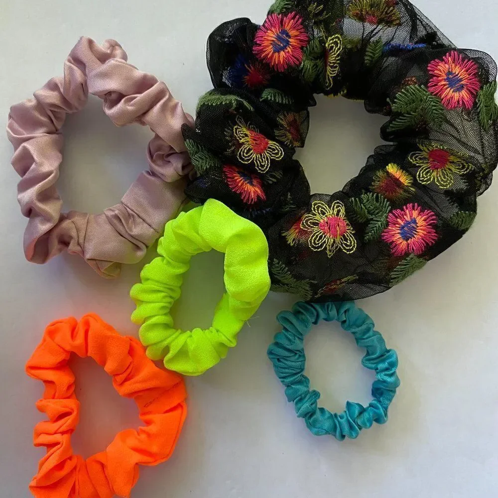 𝅺Set of 5 Scrunchies - Neon Embroidered Floral